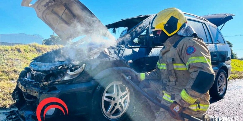 Carro é destruído por incêndio no Bairro Parque Pilar Campestre